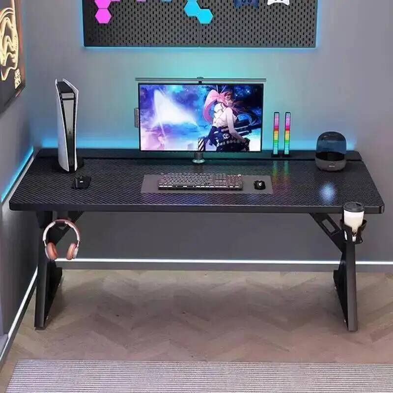 Gaming Console Room - Estudantes em pé mesas de computador